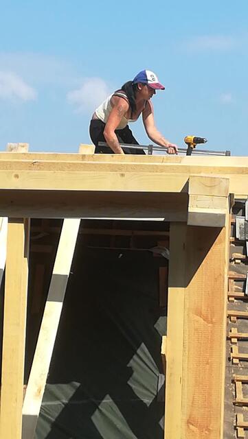 Anja Kaltenhofer werkte am Dach des Hauses.