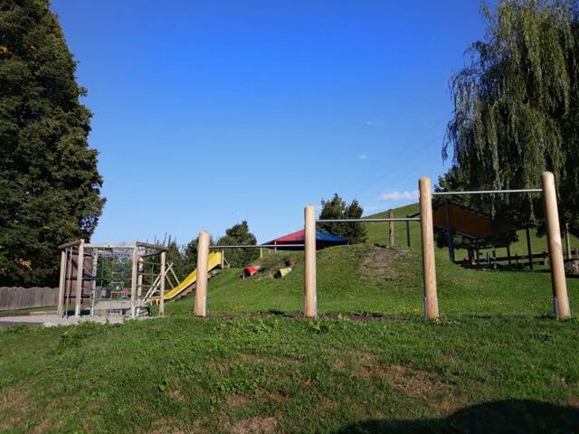 Der Spielplatz in Pfaffenhofen besticht durch tolle Geräte und eine ruhige Lage.