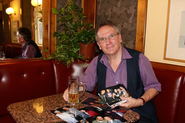 Ein Prosit auf Oskar Kainz: Der Floridsdorfer Entertainer feiert am 18. April seinen 70. Geburtstag. | Foto: Ulrike Kozeschnik-Schlick