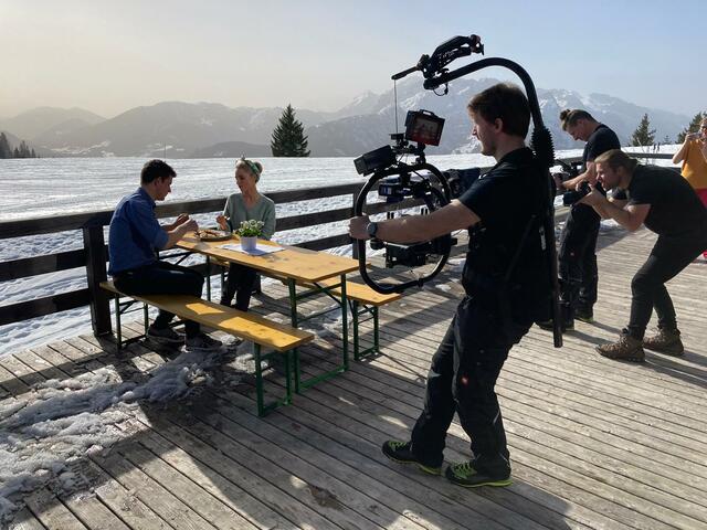 Auf der Terrasse der Sonnenalm wurde vor prächtigem Panorama gefilmt und gekostet. | Foto: Foto: Michael Quehenberger