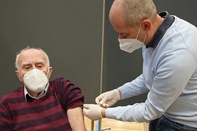 Aktuell werden Hochrisikopatienten sowie Menschen ab 65 Jahren geimpft.