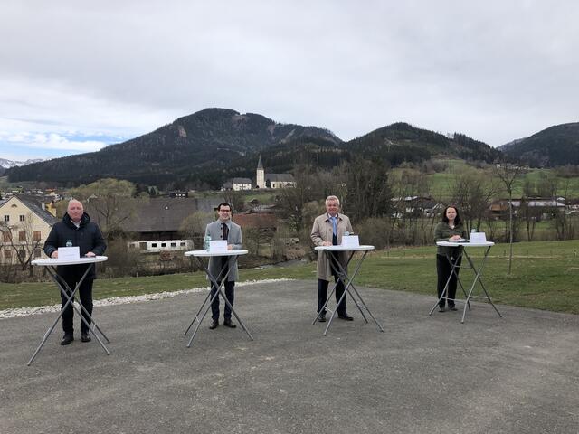 Pressekonferenz mit Ausblick: Vize-Bgm. Berthold Strobl, Bgm. Stefan Hofer, LH-Stv. LR Anton Lang und Gemeindekassierin Yvonne Zapf.