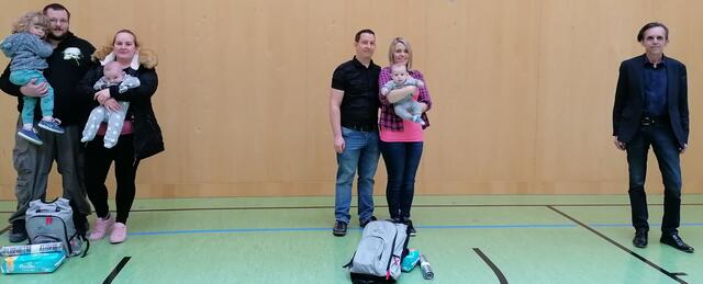 Anton Teufner mit Tochter Charlotte und Katja Dworak mit Sohn Anton, Christian und Daniela Glaser mit Sohn Tristan und Bürgermeister Ewald Gorth.