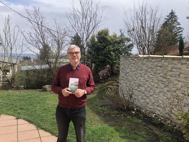 Axel Seidelmann präsentiert in seinem kleinen Refugium über den Dächern von Hietzing stolz sein eben erschienenes Buch.