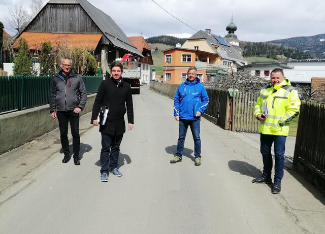 Von links: Günther Walzl (ICON Bau), Bauamtsleiter Thomas Koller, Bürgermeister Manfred Führer und Baumeister Hermann Joham