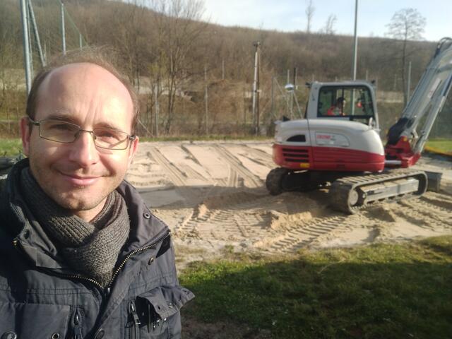 Albrecht Oppitz, Stadtrat für Jugend und Sport freut sich, dass die Beachvolleyballplätze am Speichberg wieder tadellos in Schuss sind.