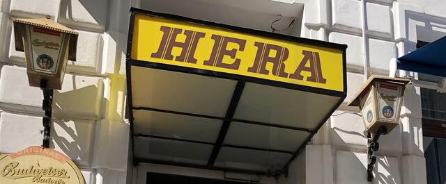 Der markante Eingang des Cafés ist Stammgästen wohlbekannt,