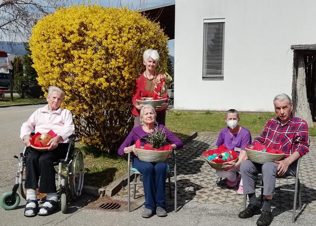 Frühlingszeit im Senecura St. Veit: Anna Raspotnig, Waltraud Alles, Anna Schinegger, Animateurin Maria Koschier und Franz Puschmann (von links)