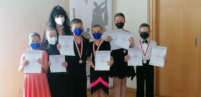 Die Eleganza-Teilnehmer der Schüler und Junioren D-Klassen mit Obfrau Elisabeth Fandl | Foto: KK