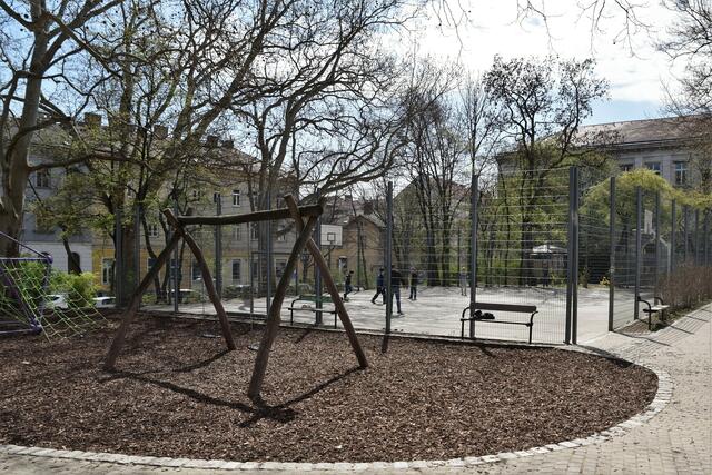 Der Albert-Dub-Park besitzt auch einen Ballspielkäfig.