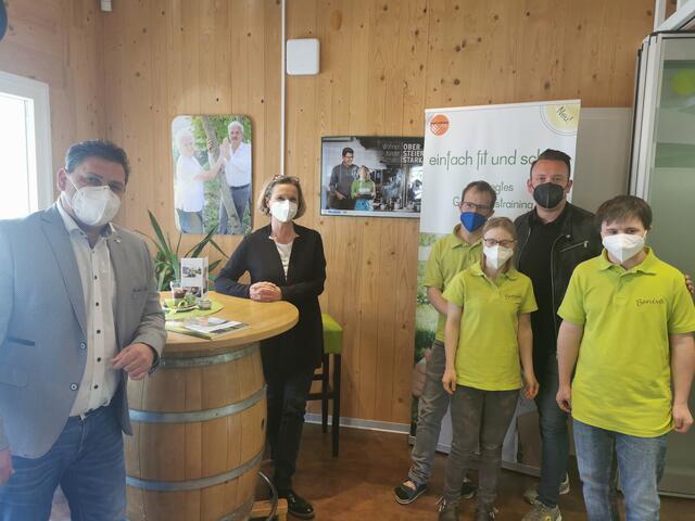 Pflegedirektor Ewald Steinkellner, EU-Abgeordnete Bettina Vollath und Fachsozialbetreuer Dominik Dobaj mit Klienten des Kompetenzzentrums in Hinterberg (v.l.).