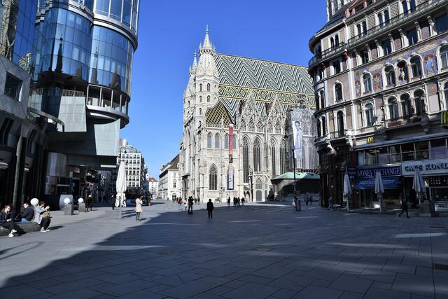 Die Maskenpflicht am Stephansplatz wird laut Polizei gut angenommen. Die Meinungen dazu gehen aber auseinander. | Foto: Spitzauer