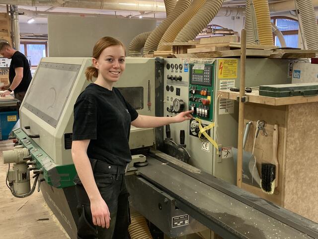 Ines Weiermayer lernt in der Tischlerei Bernegger in Klaus den Beruf der Tischlereitechnikerin. | Foto: Tischlerei Bernegger