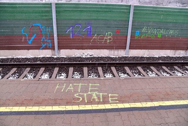 Eine gefährliche Spray-Aktion auf den Gleisen und am Gebäude des Bahnhofs Volders-Baumkirchen.
