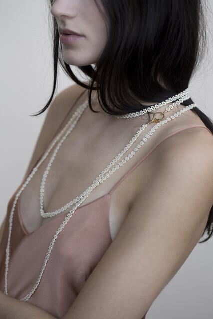 Das Sortiment umfasst edle Ketten, Ringe und Armbänder.