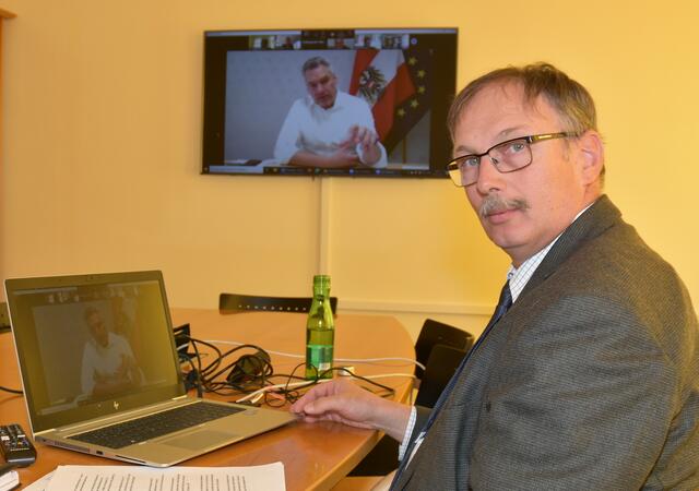 Richard Hogl mit Karl Nehammer am Bildschirm
 | Foto: Hogl
