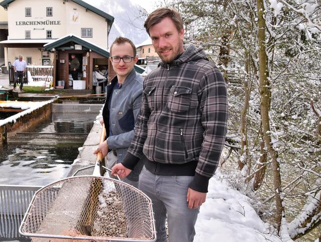 Vom Kescher ins Netz: Rupert Eibl (l.) und Sven Zanner.