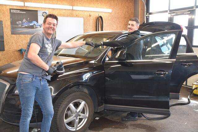 Martin Marosi und sein Mitarbeiter Geri Varga bringen Ihr Auto mit Innen- und Außenreinigung wieder auf Vordermann.