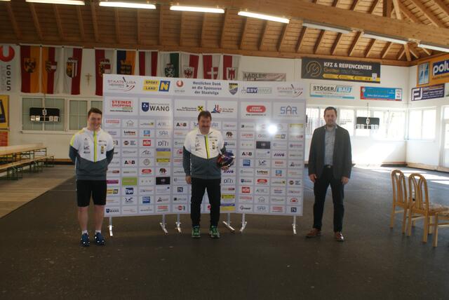 Jakob und Stefan Solböck vom ESV Wang mit Johannes Kronister vom Hauptsponsor Raiffeisenbank Mittleres Mostviertel