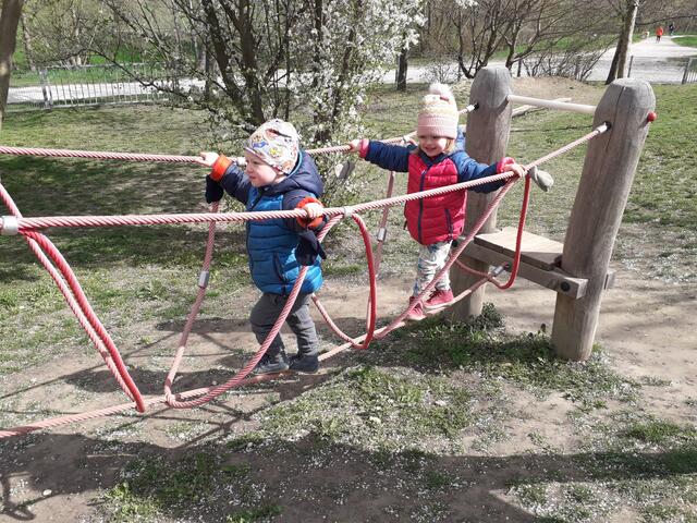 Am großen Piratenspielplatz an der Liesing fühlen sich Kinder unterschiedlichen Alters wohl.