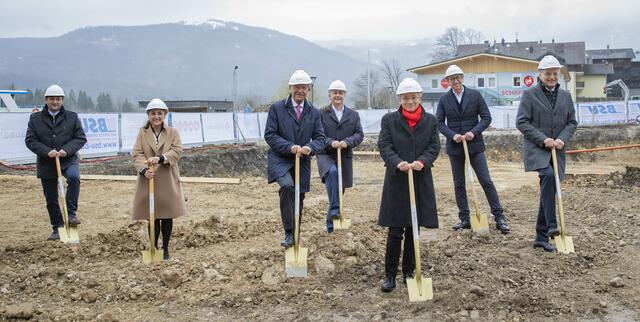 Beim Spatenstich zum neuen Erlebnisquartier Schafbergbahn. Im Bild v.l.n.r. Bürgermeister von St. Wolfgang Franz Eisl, Salzburg AG Tourismus Geschäftsführerin Daniela Kinz, Landeshauptmann Wilfried Haslauer, Salzburg AG Tourismus Geschäftsführer Mario Mischelin, Vorständin der Salzburg AG Brigitte Bach, Vorstandssprecher der Salzburg AG Leonhard Schitter und Landeshauptmann von Oberösterreich Thomas Stelzer.