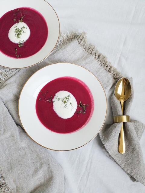Für die köstliche Rote Beete-Suppe mit Kresse braucht ihr unter anderem 500g Rote Beete (vakuumiert) sowie 200g Kartoffeln – und natürlich frische Kresse. Die Zubereitung ist sehr einfach und mit wenig Aufwand verbunden. | Foto: Foodie-Therapy/M.Rohrmoser