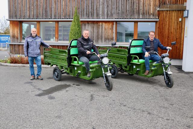 Bgm. Marcus Martschitsch, Bauhofleiter Franz Kneissl und Stadtgärtner Josef Kogler nahmen die Elektro-Transportfahrräder offiziell in Betrieb.