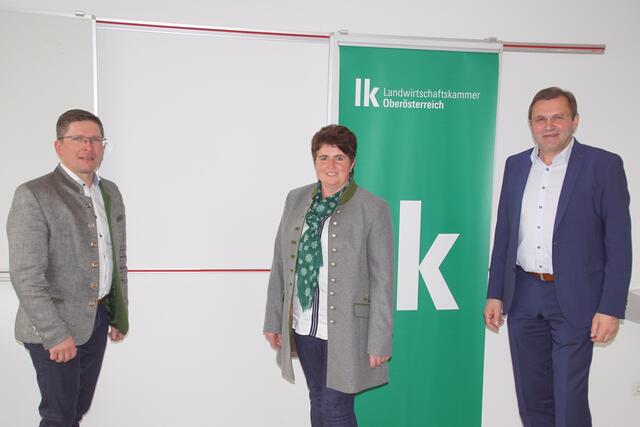 Die neugewählten Funktionäre der Bezirksbauernkammer Rohrbach, Bezirksbauernkammerobmann Martin Maierhofer (l), und die neu Vorsitzende der Bäuerinnen des Bezirkes Michalea Märzinger, präsentierten ihre Arbeitsschwerpunkte bei einer Pressekonferenz, der bisherige Kammerobmann LAbg und Bürgermeister Georg Ecker zog Bilanz.