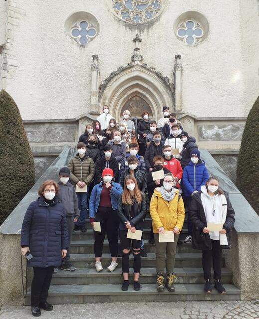 Die Firmlinge vor der Stadtpfarrkirche Althofen. | Foto: Martin Orehounig