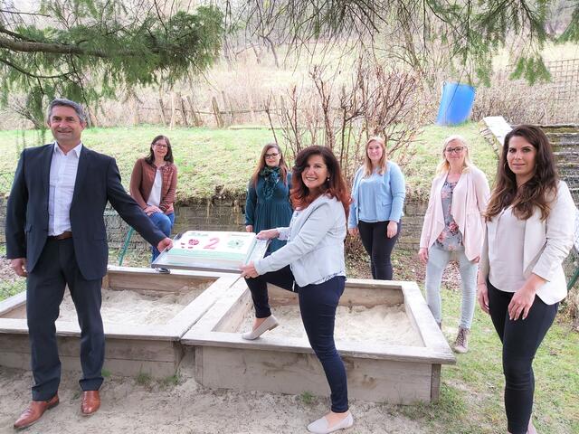 Gottfried Joham (Mondi), AVS Tagesmütter Hermine Joham, Silvia Schatz, Anna Maria Pachler, Rita Salzmann und Sara Lackner sowie Elisabeth Wuggenig (von links)