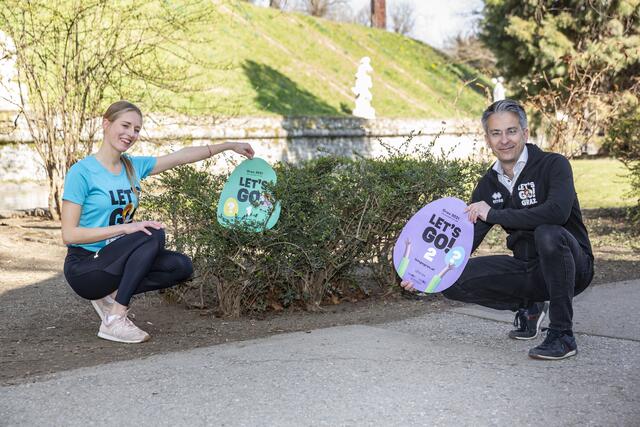 Aus dem Oster- wird ein Orientierungslauf: Große Freude bei Julia Meder (Verein Active City) und Stadtrat Kurt Hohensinner.