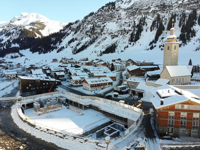 Umstrittenes 44-Millionen-Euro-Projekt in Lech: Die Gemeindevertretung entschied sich für die Reduktion der Gebäudehöhen inklusive Neustrukturierung der Dachfläche beim geplanten Gemeindezentrum. | Foto: Maurice Shourot / Gemeinde Lech