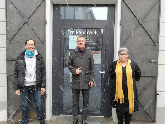Ralf Drack (Obfrau-Stellvertreter), Christoph Bieler (Vermieter Altstadt 8), Monika Weichselbaumer (Obfrau). | Foto: FreiRaum Wels