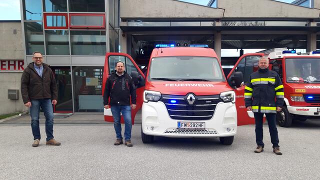 Andreas Jesch (Renault Jesch) und Markus Lang (Ford Lang) übergaben HBI Michael Krammer den neuen MTF. | Foto: FF Friedberg
