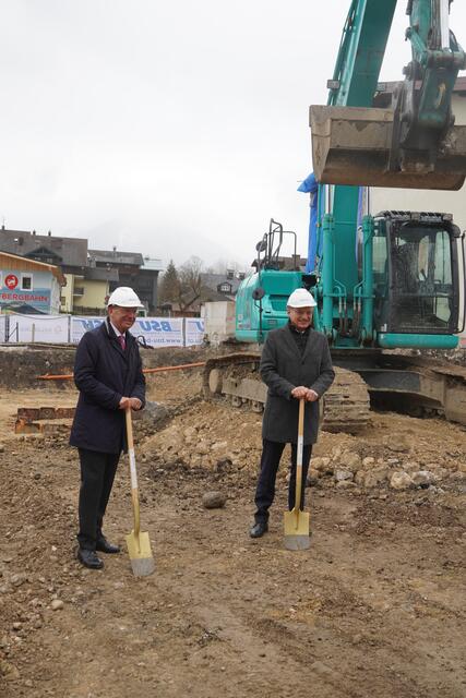 Sichtlich erfreut über den Spatenstich zum neuen Erlebnisquartier Schafbergbahn zeigen sich Landeshauptmann von Salzburg Wilfried Haslauer und Thomas Stelzer, Landeshauptmann von Oberösterreich.