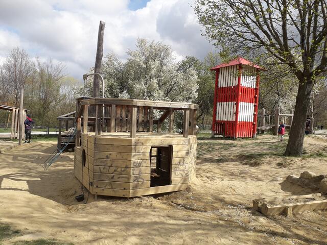 Das Schiff am Piratenspielplatz ist von einem großen Sandkistenmeer umgeben.