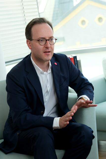 NEOS-Klubchef Dominik Oberhofer: „Lentsch spricht von Dorfliften, konkret geht es dabei jedoch um Skigebiete, wie den Venet – dem Hausberg des Zammer Abgeordneten, für die in den letzten Jahren Unmengen an Steuergeld verpulvert wurde.“