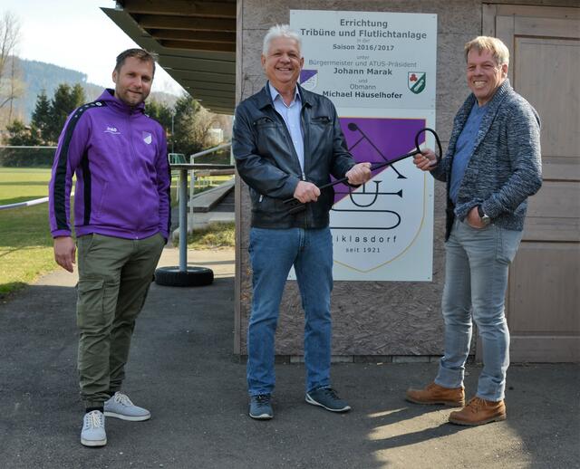 Michael Häuselhofer, Bgm. Johann Marak mit dem neuen Obmann des ATuS Niklasdorf, Franz Wolfgruber (v.l.). | Foto: WAFO