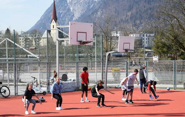 Mustergültige Organisation - Kleingruppen mit Abstandsregelung – Outdoor-SU-Basketball-Nachwuchstraining in Kufstein.