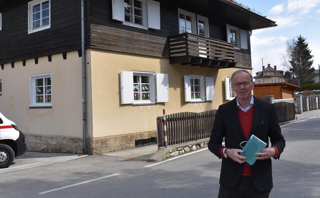 Eugen Freund bei der Volksschule St. Kanzian, als Kind hat er mit seiner Familie hier im Erdgeschoß gewohnt und sein Vater hatte hier seine Ordination.