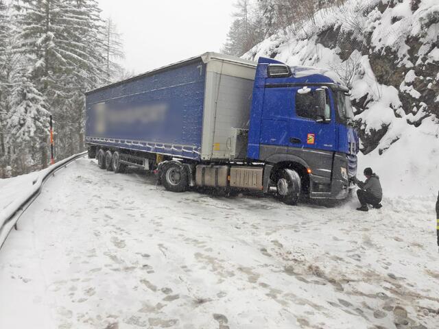 Der Lkw blockierte die B20 am Annaberg.