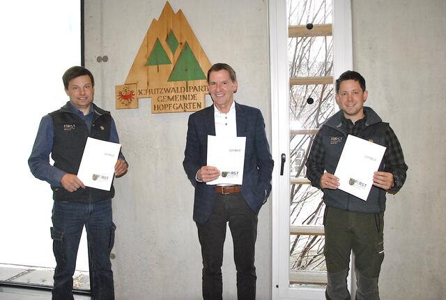 GR Peter Rabl, Bgm. Paul Sieberer und Manuel Pichler, Leiter des Forstbetriebs, präsentierten das neue Leitbild. | Foto: Eberharter