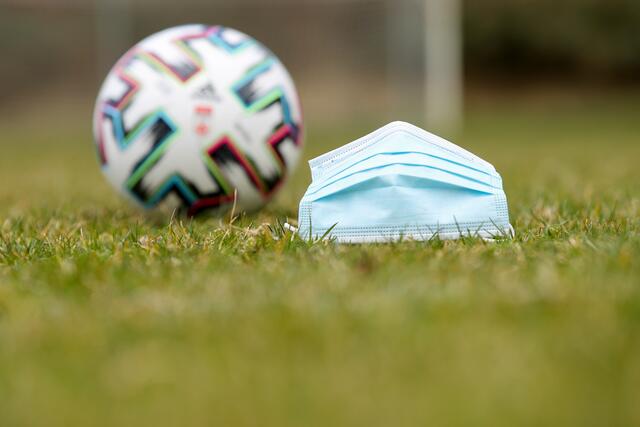"Bitte warten" auf den Fußballplätzen.