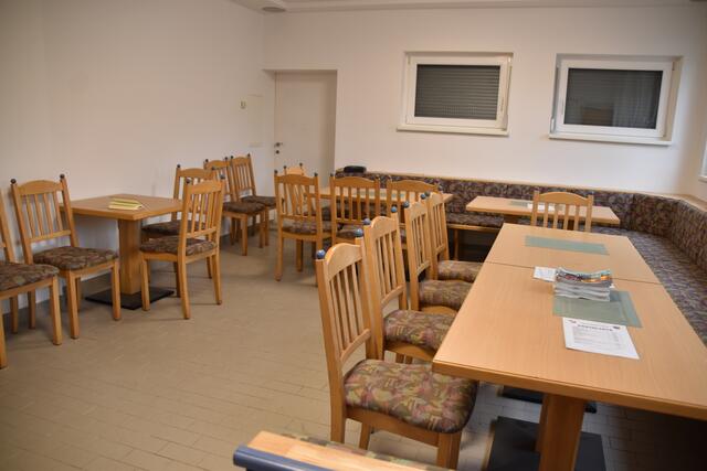 Der Gesellschaftsraum befindet sich in der ehemaligen Garage. | Foto: Michael Strini