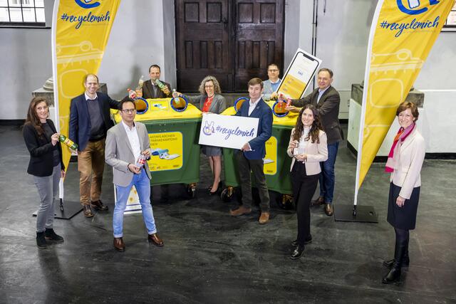 von links nach rechts: Petra Nothdurfter (Eckes-Granini), Herbert Bauer, Mark Joainig (beide Coca-Cola HBC Österreich) Philipp Bodzenta (Coca-Cola Österreich), Monika Fiala (Waldquelle), Herbert Schlossnikl (Vöslauer),Christian Abl (Reclay Group), Stephanie Gaggl (innocent), Gerhard Schilling (Almdudler), Katharina Kossdorff (Öst. Getränkeverband) Hinweis: Alle Personen wurden unmittelbar vor dem Fototermin COVID-19 getestet. © RecycleMich / Martin Steiger