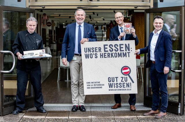 Verleihung des Gütesiegels "Gut zu wissen": v.l. Küchenchef Raimund Piberger, Dozent Paul Sungler, Geschäftsführer der Salzburger Landeskliniken, Harald Eder, Leiter des Managementbereichs Dienstleistungen und Klinikgastronomie und Landwirtschaftskammer-Präsident Rupert Quehenberger. | Foto: SALK/WildBild