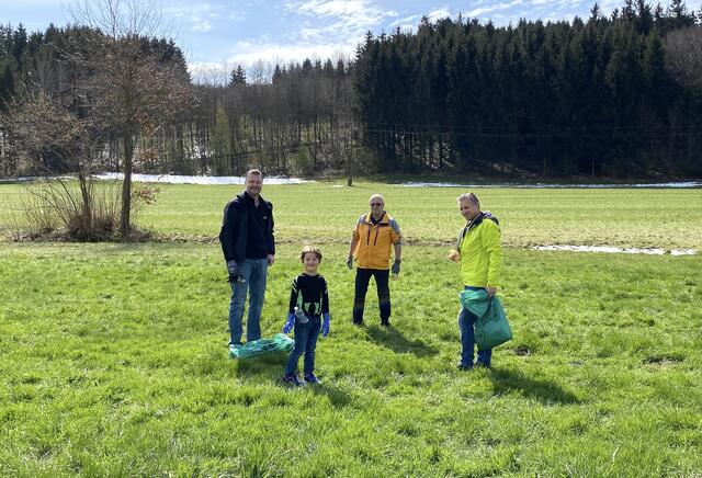 In Seewalchen (Bild) waren am vergangenen Samstag rund 150 freiwillige Helfer unterwegs, um achtlos weggeworfenen Abfall entlang von Wegen, Straßen und Grünflächen einzusammeln | Foto: Anna Bauernfeind