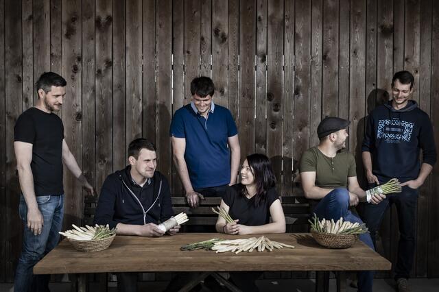 Andreas Domatschitz, Markus Klobassa, Martin Platzer, Claudia Tscherner, Patrick Drobetz, Richard Oberer bauen grünen und weißen Spargel in der Region Bad Radkersburg an. Erhältlich ist dieser bei SPAR ab Mitte April im Supermarktregal. | Foto: SPAR/Werner Krug