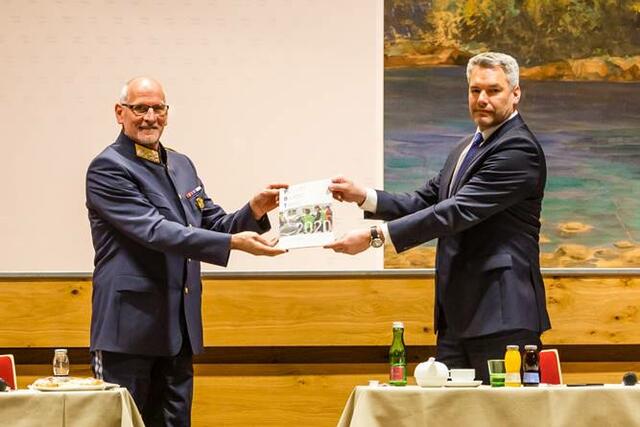 Landespolizeidirektor Edelbert Kohler und Innenminister Karl Nehammer bei der Präsentation. | Foto: LPD Tirol