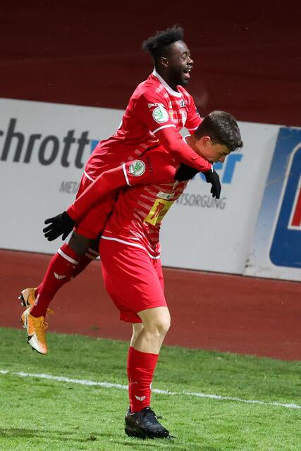 Amoah und Hernaus beim Jubel